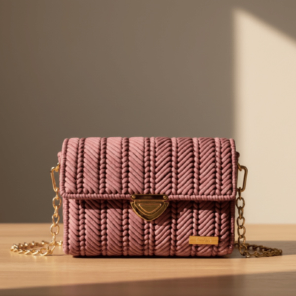 Bolso rosa con cadena